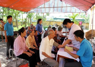 Đoàn thanh niên Bệnh viện ĐK tỉnh khám, phát thuốc miễn phí cho gia đình chính sách xã Đầm Hà