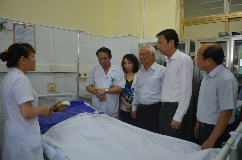 Phó Chủ tịch Quốc hội Uông Chu Lưu thăm, chỉ đạo, khắc phục hậu quả vụ tai nạn hầm lò ở Công ty than Hòn Gai