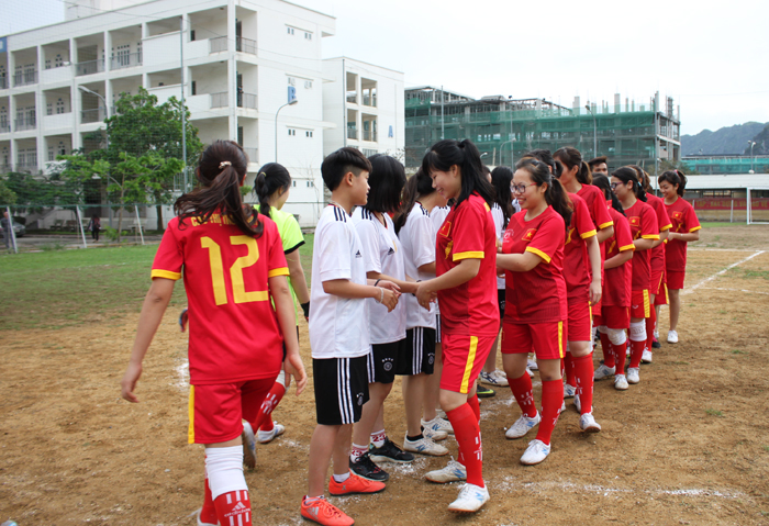 Giao hữu bóng đá nữ giữa Bệnh viện Đa khoa tỉnh Quảng Ninh và trường THPT Chuyên Hạ Long