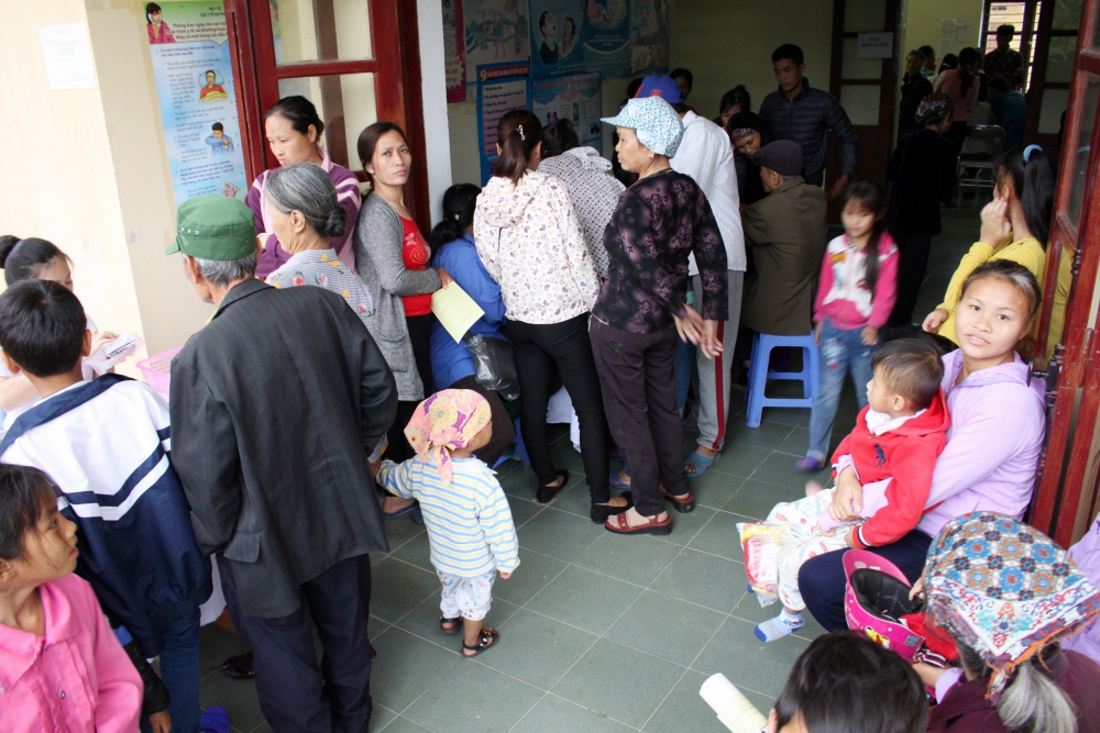 Gần 680 lượt người dân huyện Vân Đồn được khám và cấp phát thuốc miễn phí
