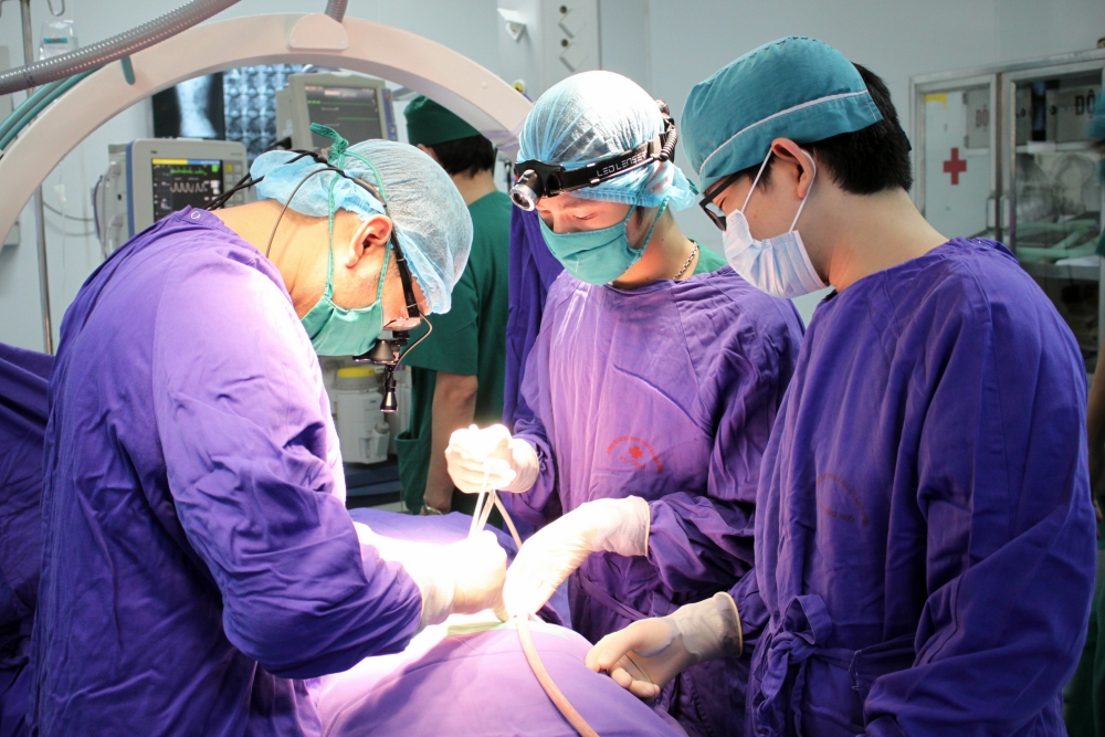 Bệnh viện Đa khoa tỉnh phẫu thuật lấy thoát vị, thay đệm silicon dưới kính vi phẫu
