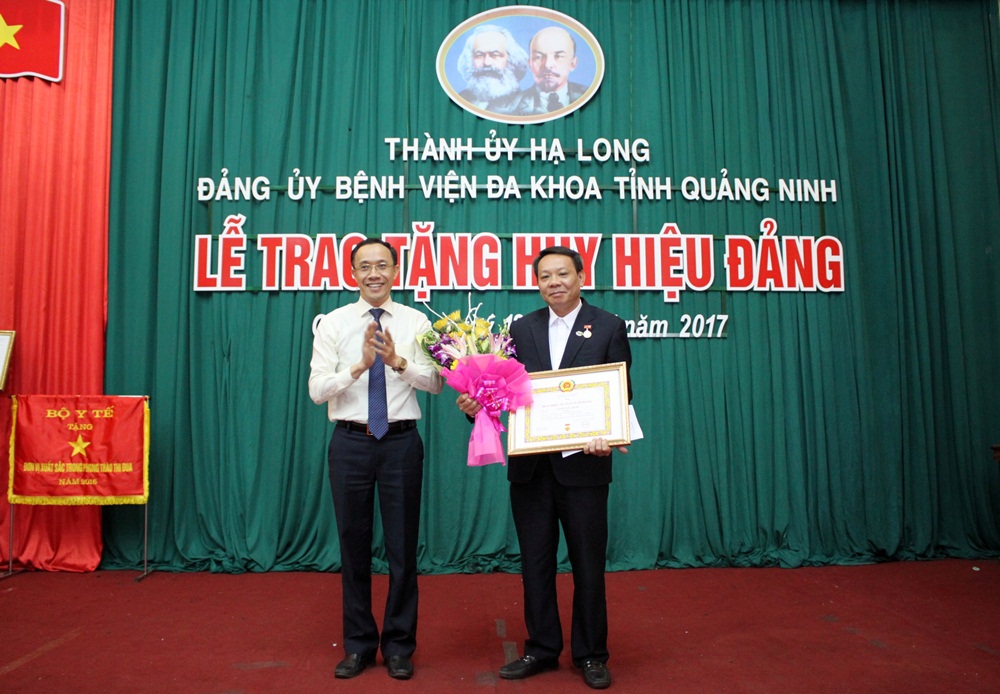 Trao tặng Huy hiệu 30 năm tuổi Đảng cho Giám đốc Bệnh viện Đa khoa tỉnh Quảng Ninh