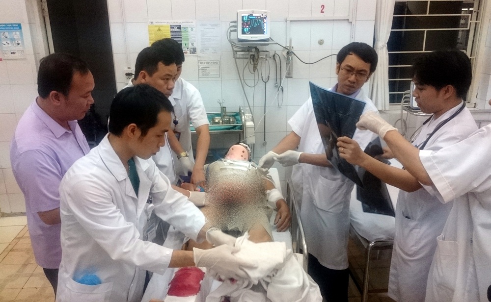 BVĐK tỉnh Quảng Ninh xuyên đêm cấp cứu kịp thời 3 bệnh nhân nguy kịch bị tai nạn lao động tại Móng Cái
