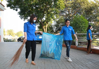 Đoàn thanh niên Bệnh viện ĐK tỉnh tích cực tham gia dọn dẹp vệ sinh môi trường