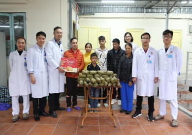 Đoàn thanh niên Bệnh viện gói bánh chưng tặng bệnh nhân nghèo ''Xóm chạy thận''