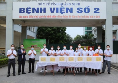 Đón những ''chiến sĩ áo trắng'' Bệnh viện Đa khoa tỉnh Quảng Ninh từ tâm dịch trở về