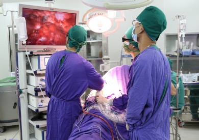 Phẫu thuật nội soi bóc tách ổ dày dính màng phổi bị vôi hóa cho bệnh nhân 71 tuổi