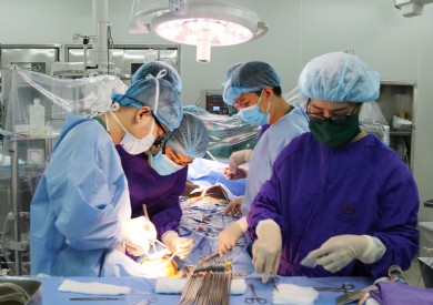 Phẫu thuật bắc cầu động mạch chủ và động mạch vành đầu tiên tại Quảng Ninh