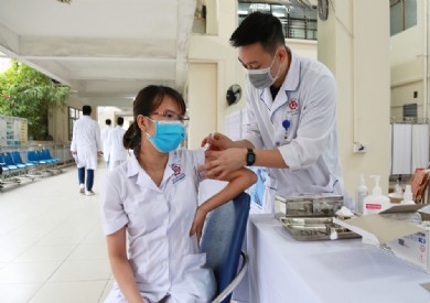 Bệnh viện Đa khoa tỉnh Quảng Ninh triển khai tiêm chủng vắc xin Covid-19 liều nhắc lại cho nhân viên y tế