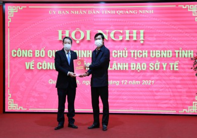 Công bố và trao quyết định bổ nhiệm Phó Giám đốc Sở Y tế cho Giám đốc Bệnh viện Đa khoa tỉnh Quảng Ninh