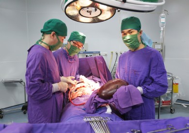 Phẫu thuật cắt lá lách “khổng lồ” tắc mạch dọa vỡ nguy hiểm cho cụ bà 70 tuổi