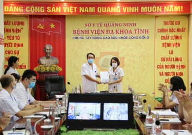 Công bố và trao quyết định bổ nhiệm lại Phó Giám đốc Bệnh viện Đa khoa tỉnh Quảng Ninh