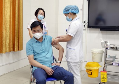 Lãnh đạo tỉnh tiêm vắc xin phòng Covid-19 tại Bệnh viện Đa khoa tỉnh Quảng Ninh