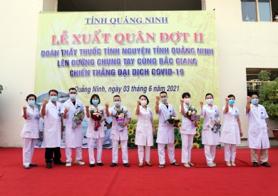 Những ''chiến sĩ áo trắng'' Bệnh viện Đa khoa tỉnh Quảng Ninh lên đường vào tâm dịch Bắc Giang