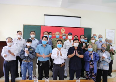 Bệnh viện Đa khoa tỉnh Quảng Ninh tặng quà tri ân thương binh, CCB thành phố Hạ Long nhân ngày 27/7