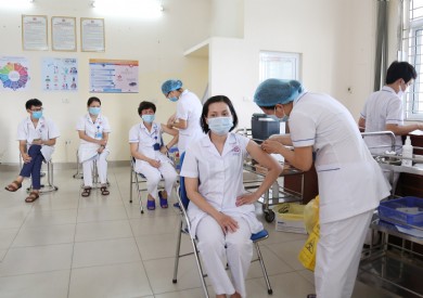 Bệnh viện Đa khoa tỉnh Quảng Ninh triển khai tiêm vắc xin mũi 2 cho nhân viên y tế