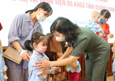 Phó Bí thư Tỉnh ủy Trịnh Thị Minh Thanh đến thăm, tặng quà trung thu cho các bệnh nhi tại Bệnh viện Đa khoa tỉnh Quảng Ninh