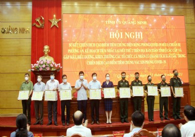 Bệnh viện Đa khoa tỉnh Quảng Ninh nhận bằng khen của UBND tỉnh trong chiến dịch cao điểm tiêm chủng vắc xin phòng Covid-19