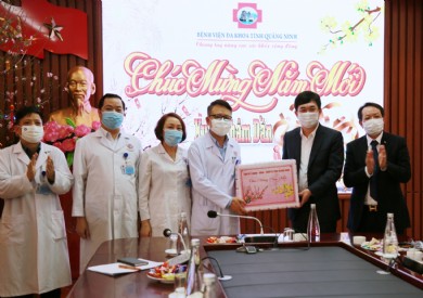 Phó Bí thư Thường trực Tỉnh ủy đến thăm và chúc Tết Bệnh viện Đa khoa tỉnh Quảng Ninh