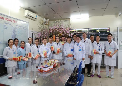 Lãnh đạo Bệnh viện Đa khoa tỉnh Quảng Ninh chúc Tết và tặng quà người bệnh và nhân viên y tế đêm giao thừa