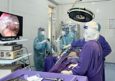Phẫu thuật cấp cứu bệnh nhân bị vỡ khối chửa ngoài tử cung trong khu cách ly Covid-19