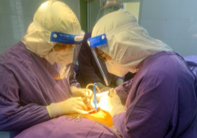 Phẫu thuật kịp thời cứu bệnh nhân Covid-19 bị vỡ cột sống do tai nạn lao động
