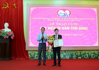Trao tặng Huy hiệu 30 năm tuổi Đảng cho Bí thư Chi bộ Nhi - Chuyên khoa, Trưởng khoa Tai mũi họng
