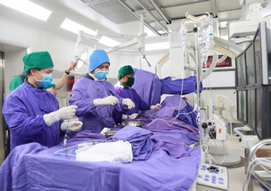 Bệnh viện Đa khoa tỉnh Quảng Ninh đặt stent mạch cảnh cứu cụ ông 87 tuổi 2 lần đột quỵ não