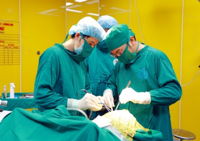 Bệnh viện Đa khoa tỉnh chỉ đạo tuyến, chuyển giao kỹ thuật phẫu thuật sọ não cho TTYT Móng Cái