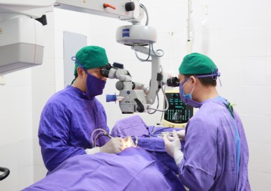 Phẫu thuật Phaco “thắp sáng” hàng nghìn đôi mắt đục thủy tinh thể cho người cao tuổi