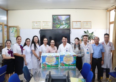Lãnh đạo thành phố Hạ Long tặng quà bệnh nhi khó khăn nhân dịp Tết Trung thu 2023
