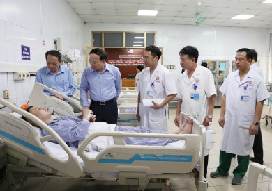 Bí thư Tỉnh ủy, Bộ trưởng Bộ Tài nguyên và Môi trường thăm, động viên các công nhân bị thương trong sự cố hầm lò