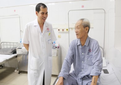 Đau bụng đi khám nhiều nơi suốt 1 tháng, bác sĩ Bệnh viện Đa khoa tỉnh Quảng Ninh phát hiện mảnh xương xuyên thủng ruột