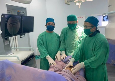 Phối hợp 2 cơ sở Bệnh viện Đa khoa tỉnh phẫu thuật kết hợp xương ít xâm lấn cho bệnh nhân tai nạn giao thông