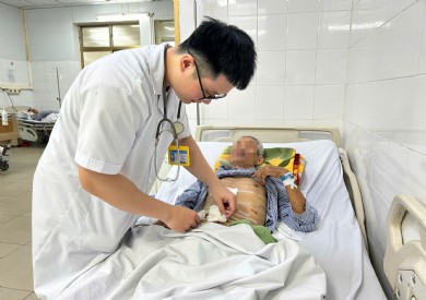 Phẫu thuật thay khối phình động mạch chủ bụng kèm lấy sỏi cho bệnh nhân tiền sử ung thư dạ dày