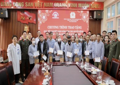 Phòng An ninh chính trị nội bộ – Công an tỉnh Quảng Ninh cùng các nhà hảo tâm trao tặng quà cho người bệnh có hoàn cảnh khó khăn tại Bệnh viện Đa khoa tỉnh Quảng Ninh