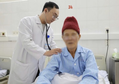 Phút cân não trong phòng can thiệp cứu cụ ông 86 tuổi sốc tim nguy kịch