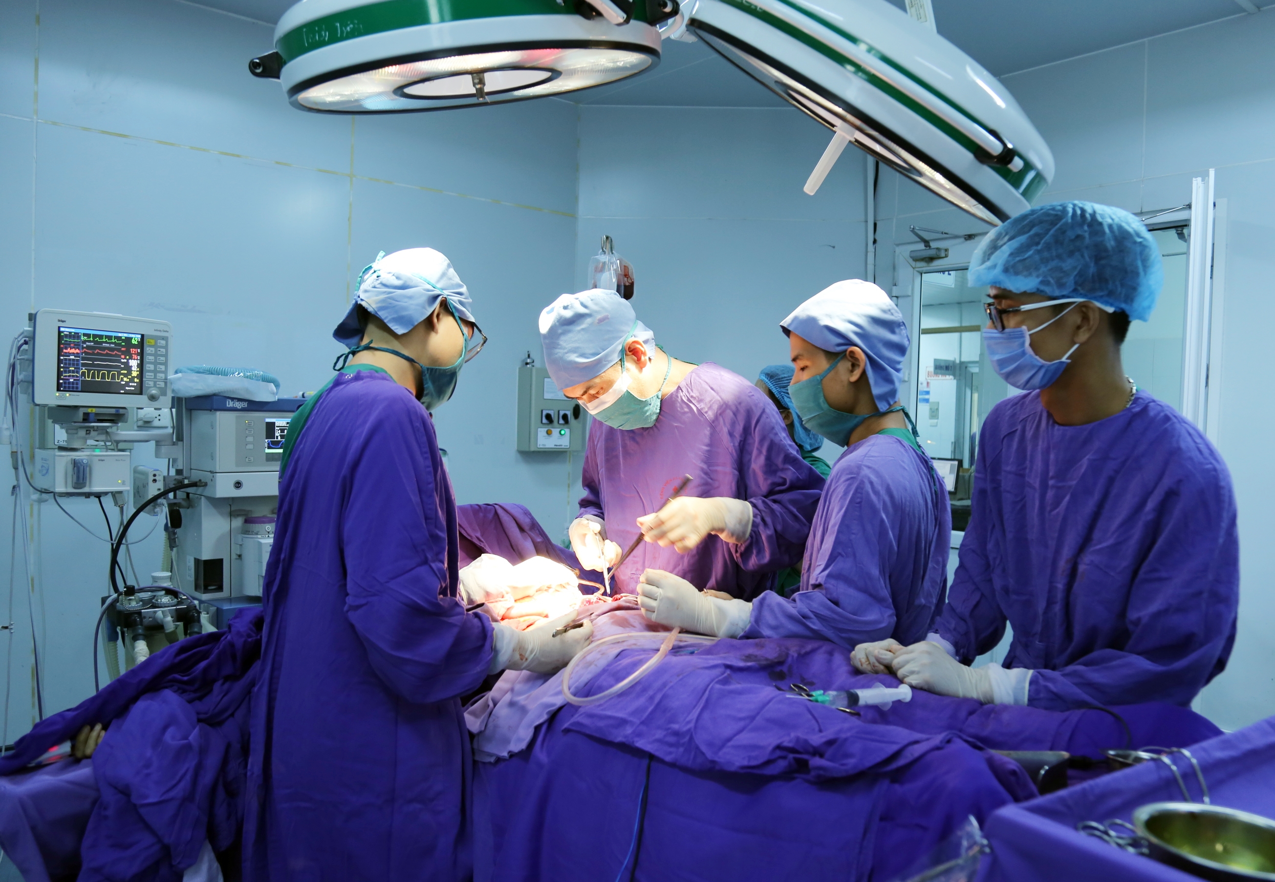 Phẫu thuật cấp cứu bệnh nhân ngã gãy dập cột sống, đứt tủy ngực nguy kịch