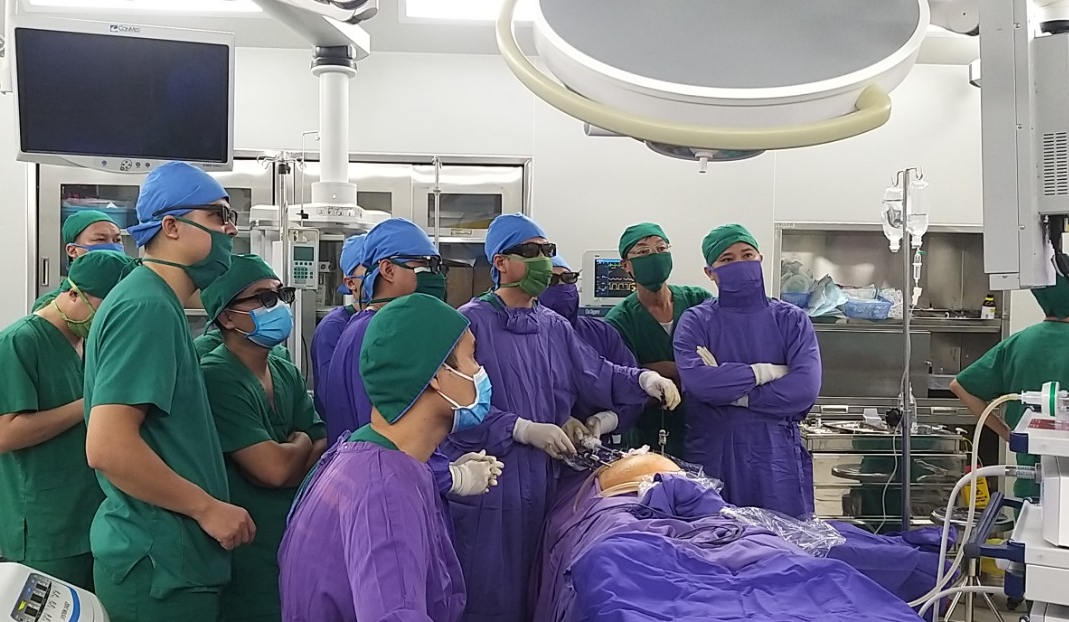 A group of surgeons in a roomDescription automatically generated