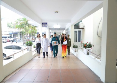 Hòm phiếu lưu động đến với bệnh nhân và y bác sĩ tại Bệnh viện Đa khoa tỉnh Quảng Ninh